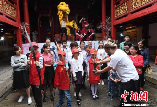 5月6日,旨在“弘扬特色传统文化,树立中华文化自信”的青年传统民俗竞技体验活动在福州三坊七巷的福州海丝同源信俗文化传承博览馆举行。 刘可耕 摄 5月6日,旨在“弘扬特色传统文化,树立中华文化自信”的青年传统民俗竞技体验活动在福州三坊七巷的福州海丝同源信俗文化传承博览馆举行。 刘可耕 摄