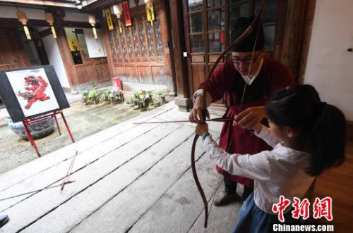 福州少年学习传统射艺。 刘可耕 摄 福州少年学习传统射艺。 刘可耕 摄