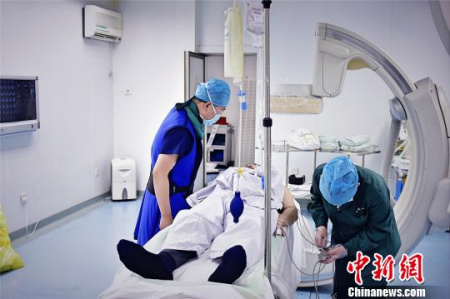 重达30斤的铅衣,仍不能保护全部身体。每次手术完脱下铅衣,郭庚都汗流浃背。 王明宇 摄 重达30斤的铅衣,仍不能保护全部身体。每次手术完脱下铅衣,郭庚都汗流浃背。 王明宇 摄