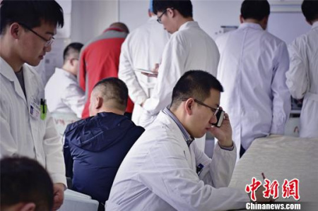 郭庚的微信签名上写着“每天都要动脑”,原来动脑不仅是思考,更是一名神经外科医生每天要面临的考验。郭庚说,纵然有失败,但更多的人活了下来。 王明宇 摄 郭庚的微信签名上写着“每天都要动脑”,原来动脑不仅是思考,更是一名神经外科医生每天要面临的考验。郭庚说,纵然有失败,但更多的人活了下来。 王明宇 摄