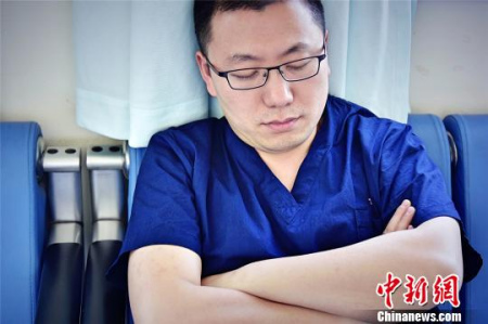 2017年,是郭庚从医的第10个年头,他每天只睡6小时,每年休息不超过15天。 王明宇 摄 2017年,是郭庚从医的第10个年头,他每天只睡6小时,每年休息不超过15天。 王明宇 摄