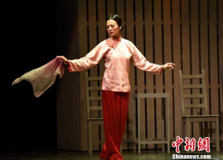 剧中香港舞台剧女王焦媛饰演曹七巧。 刘可耕 摄 剧中香港舞台剧女王焦媛饰演曹七巧。 刘可耕 摄