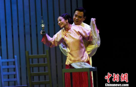 《金锁记》讲述的是曹家为攀附权贵,把曹七巧嫁进豪门姜家,她丈夫是瘫病在床的姜二爷,七巧却钟情于三爷季泽。 刘可耕 摄 《金锁记》讲述的是曹家为攀附权贵,把曹七巧嫁进豪门姜家,她丈夫是瘫病在床的姜二爷,七巧却钟情于三爷季泽。 刘可耕 摄