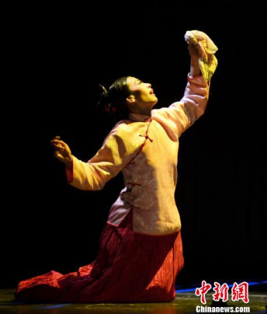 剧中香港舞台剧女王焦媛饰演曹七巧。 刘可耕 摄 剧中香港舞台剧女王焦媛饰演曹七巧。 刘可耕 摄