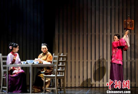 此次是香港版话剧《金锁记》第四次在内地巡演。 刘可耕 摄 此次是香港版话剧《金锁记》第四次在内地巡演。 刘可耕 摄
