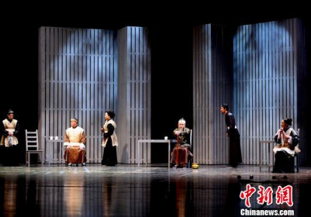 5月7日晚,香港版话剧《金锁记》在福州的福建大剧院上演。 刘可耕 摄 5月7日晚,香港版话剧《金锁记》在福州的福建大剧院上演。 刘可耕 摄