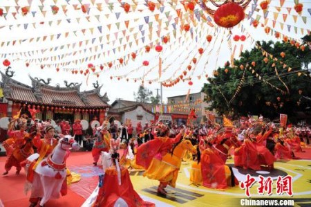 5月7日,来自海峡两岸的近50多个表演方阵、上万名信众齐聚厦门海沧沧江三都瑞青宫,参加一年一度的保生大帝绕境巡安文化节。 张斌 摄 5月7日,来自海峡两岸的近50多个表演方阵、上万名信众齐聚厦门海沧沧江三都瑞青宫,参加一年一度的保生大帝绕境巡安文化节。 张斌 摄
