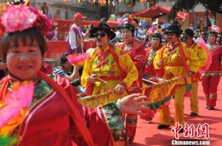 5月7日,极具闽南特色火鼎公婆亮相保生大帝绕境巡安文化节。 张斌 摄 5月7日,极具闽南特色火鼎公婆亮相保生大帝绕境巡安文化节。 张斌 摄