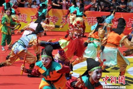 5月7日,来自广东的国家非物质遗产英歌舞为保生大帝巡安助阵。 张斌 摄 5月7日,来自广东的国家非物质遗产英歌舞为保生大帝巡安助阵。 张斌 摄
