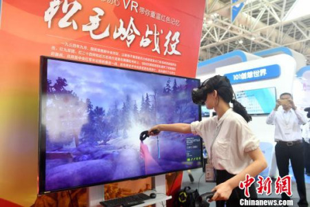 图为VR游戏重现红色经典战役。 吕明 摄 图为VR游戏重现红色经典战役。 吕明 摄