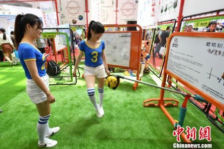 图为颠球训练器。 吕明 摄 图为颠球训练器。 吕明 摄