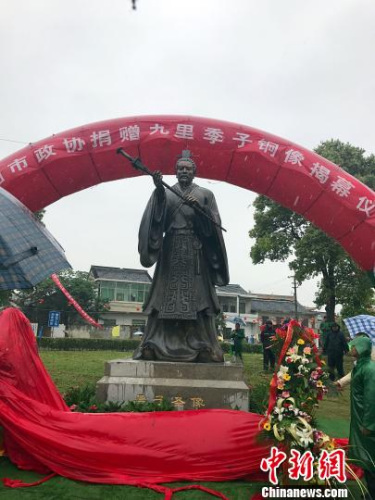 当天,季子铜像在季子庙前落成揭幕。 杨颜慈 摄 当天,季子铜像在季子庙前落成揭幕。 杨颜慈 摄