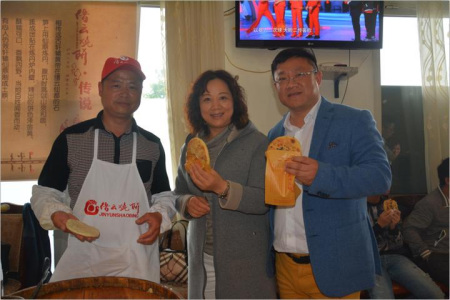 摩德纳华商会会长留伟勇夫妇与赵一均大师合影。 摩德纳华商会会长留伟勇夫妇与赵一均大师合影。
