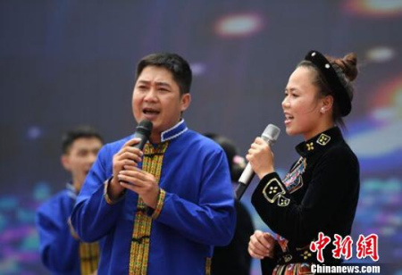 图为开幕式现场越南代表团表演男女对唱节目