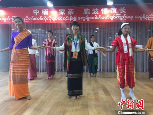 缅甸代表团成员表演特色舞蹈“永久的缅甸”。　刘旭 摄