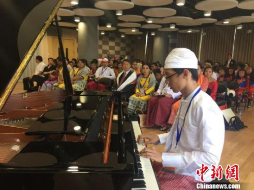 缅甸代表团成员表演钢琴独奏。　刘旭 摄