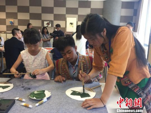 中缅青少年学习中国画。　刘旭 摄