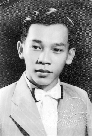 1958年回母校邦戛中华中学任教时摄。 1958年回母校邦戛中华中学任教时摄。