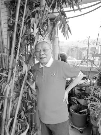 2016年,穿上母校印尼巴中建校70周年华诞纪念衫留影。 2016年,穿上母校印尼巴中建校70周年华诞纪念衫留影。