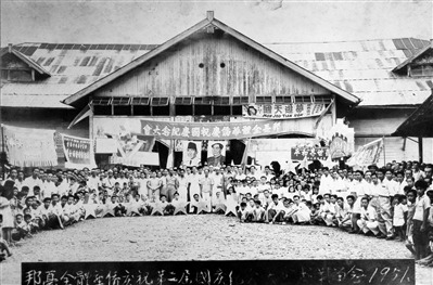 庆第二届国庆,大会后于邦戛环球影院前留影。 (广州黄石海供图) 庆第二届国庆,大会后于邦戛环球影院前留影。 (广州黄石海供图)