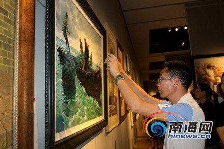 “第五届海南省优秀美术作品展”吸引市民前来观展。 南海网记者陈望 摄