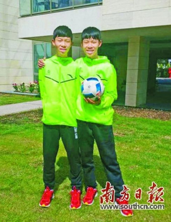 两人合影。 两人合影。