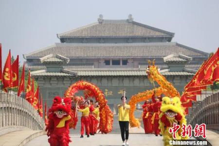 世界华人炎帝故里寻根节圣火采集仪式在湖北随州炎帝故里风景名胜区举行。沈春艳　摄