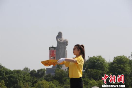 圣火采集手手捧炎帝圣火采集器。沈春艳 摄 圣火采集手手捧炎帝圣火采集器。沈春艳 摄