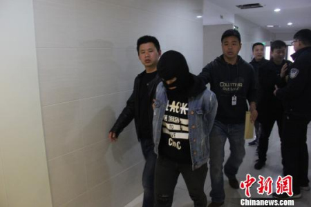 图为：本案犯罪嫌疑人被捕现场。　王一彬 摄