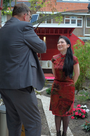 图为荷籍华人女作家王露露(左二)在接受荷兰邮报记者采访。