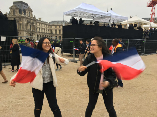 两个华二代在庆祝现场跳了起来。(图片来源：法国《欧洲时报》 孔帆 摄)