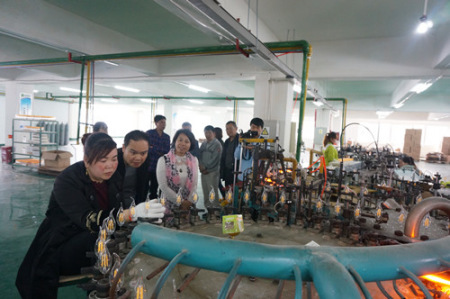 考察团参观贵州日昌晶科技有限公司生产线。