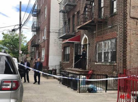 9日一名18岁中东裔男子在家门前遭到枪击。警方现场调查。（美国《侨报》/崔国萁 摄）