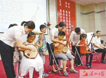 莆仙戏乐师现场教学生演奏器乐。