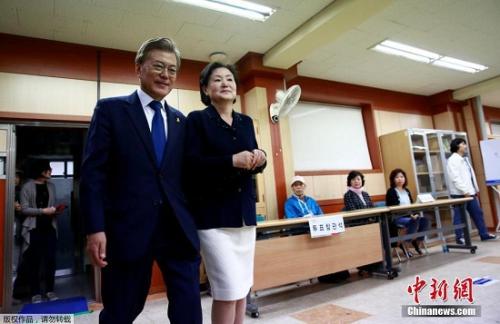 当地时间5月9日,韩国总统大选进入最后投票阶段,支持率领跑的文在寅携妻子前往投票站。 当地时间5月9日,韩国总统大选进入最后投票阶段,支持率领跑的文在寅携妻子前往投票站。