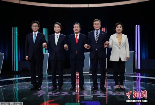 当地时间2017年4月23日,韩国首尔, 韩国大选电视辩论举行。图为几位主要候选人。 当地时间2017年4月23日,韩国首尔, 韩国大选电视辩论举行。图为几位主要候选人。