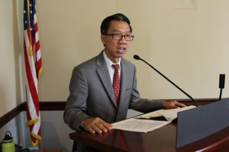 HR 31起草人周本立在决议案中指定每年的5月10日为加州铁路华工纪念日。(美国《侨报》/高睿 摄) HR 31起草人周本立在决议案中指定每年的5月10日为加州铁路华工纪念日。(美国《侨报》/高睿 摄)