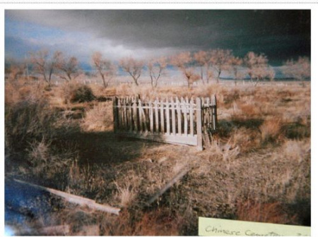 拉里为内华达龙山华人墓地修起来的栅栏（美国《侨报》资料图）