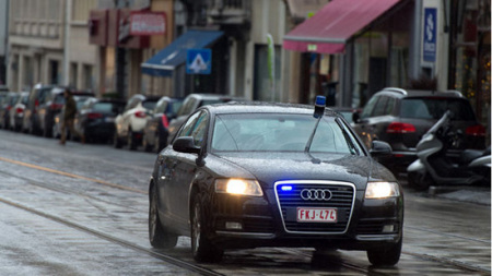 图为男子在自家车上装配有蓝色警务灯并冒充假警车。（法国《欧洲时报》援引英国《每日快报》图片）