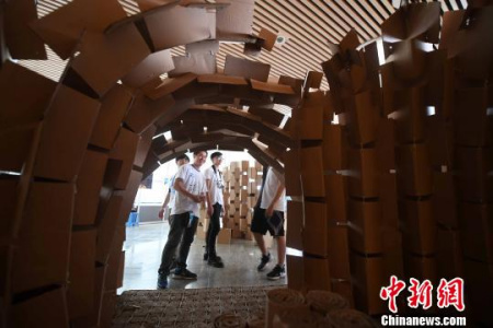 5月13日,参赛选手搭建的各式各样、奇妙的建筑吸引许多学生前来参观。 张斌 摄 5月13日,参赛选手搭建的各式各样、奇妙的建筑吸引许多学生前来参观。 张斌 摄