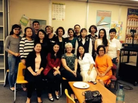 在美国一起上英文课的华裔陪读妈妈们