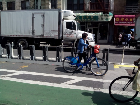 曼哈顿唐人街设有单车站，给当地居民带来方便。(美国《世界日报》/韩杰 摄)