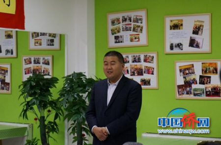 国务院侨办宣传司代表王培远在座谈会上讲话。 国务院侨办宣传司代表王培远在座谈会上讲话。