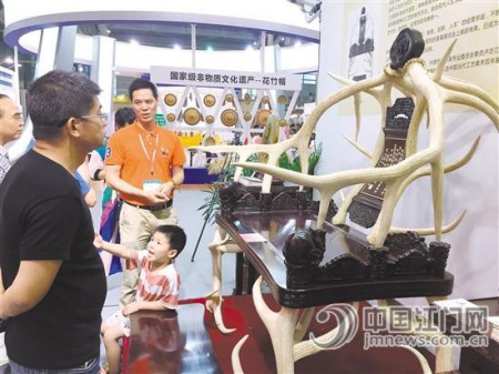 江门市卢艺家具有限公司第四代传承人卢志江用娴熟的技艺，以木料仿制鹿角制作的全木鹿角椅惟妙惟肖。