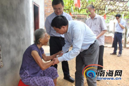 这些年来，刘正湘的忙碌不仅是管理方面，他经常带领医护人员，到文昌偏远的地区给群众看病。文昌医院提供
