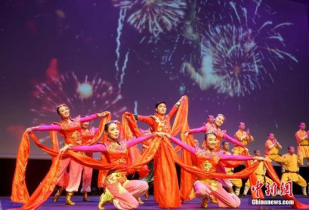 当地时间2月9日晚,“文化中国·四海同春”唱响西班牙巴塞罗那,精彩纷呈的表演令人目不暇接。图为开场歌舞《欢天喜地》。<a target='_blank' href='http://www.chinanews.com/'>中新社</a>记者 付强 摄 当地时间2月9日晚,“文化中国·四海同春”唱响西班牙巴塞罗那,精彩纷呈的表演令人目不暇接。图为开场歌舞《欢天喜地》。<a target='_blank' href='http://www.chinanews.com/'>中新社</a>记者 付强 摄