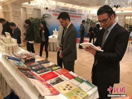 当地时间1月9日,中国主题图书全球新年展销月在瑞士日内瓦拉开帷幕。展销月活动将重点展销《习近平谈治国理政》等多种优秀图书,涵盖中国政治、经济、文化、历史等方面。<a target='_blank' href='http://www.chinanews.com/'>中新社</a>记者 沈晨 摄 当地时间1月9日,中国主题图书全球新年展销月在瑞士日内瓦拉开帷幕。展销月活动将重点展销《习近平谈治国理政》等多种优秀图书,涵盖中国政治、经济、文化、历史等方面。<a target='_blank' href='http://www.chinanews.com/'>中新社</a>记者 沈晨 摄 当地时间1月9日,中国主题图书全球新年展销月在瑞士日内瓦拉开帷幕。展销月活动将重点展销《习近平谈治国理政》等多种优秀图书,涵盖中国政治、经济、文化、历史等方面。<a target='_blank' href='http://www.chinanews.com/'>中新社</a>记者 沈晨 摄 当地时间1月9日,中国主题图书全球新年展销月在瑞士日内瓦拉开帷幕。展销月活动将重点展销《习近平谈治国理政》等多种优秀图书,涵盖中国政治、经济、文化、历史等方面。<a target='_blank' href='http://www.chinanews.com/'>中新社</a>记者 沈晨 摄