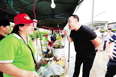 市民品尝粽子。 市民品尝粽子。