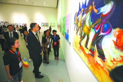 2015年9月7日，第二届丝绸之路国际艺术节开幕式暨开幕展览“丝绸之路——意会中国”国际美术展在陕西省西安市西安当代艺术馆举行。本报记者 卢 旭 摄