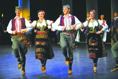  塞尔维亚艺术团在第四届中国新疆国际民族舞蹈节上演出 (资料图片)